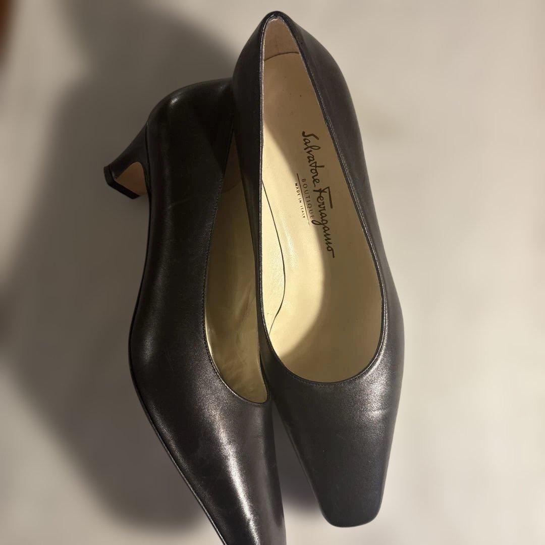 Salvatore Ferragamo ブラックパンプス 中ヒール