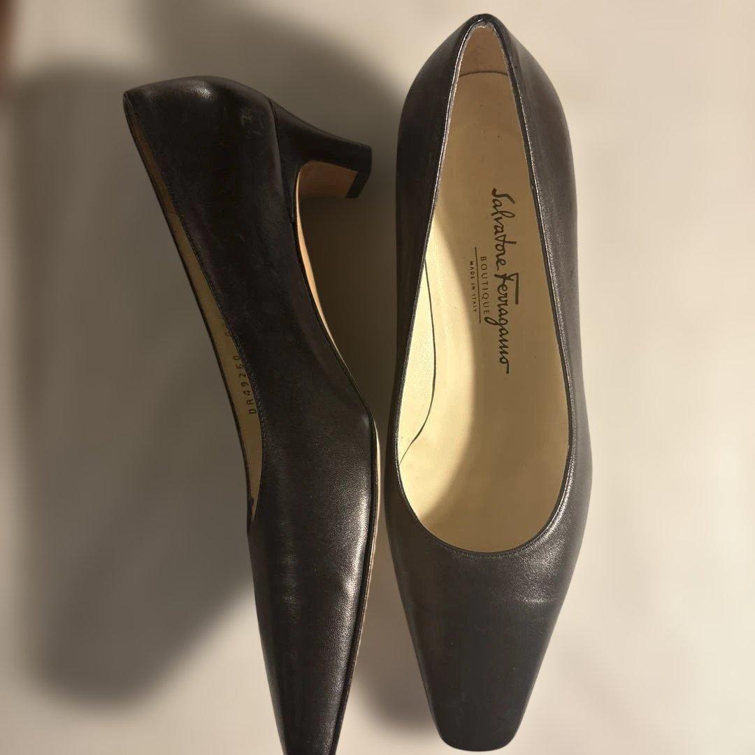 Salvatore Ferragamo ブラックパンプス 中ヒール