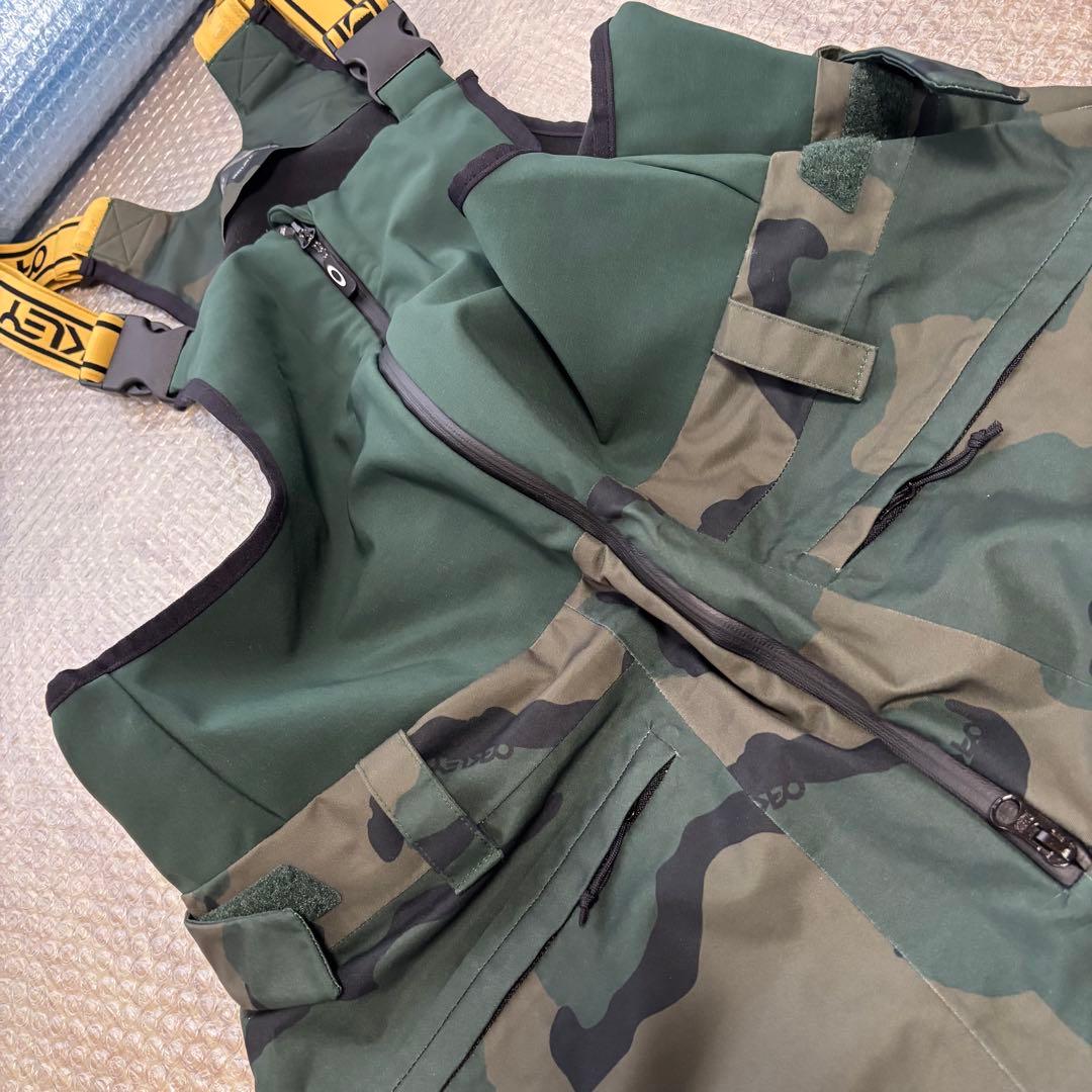 美品　オークリーOakley ビブパンツ　迷彩柄 XLスノーボードウェア　スキー