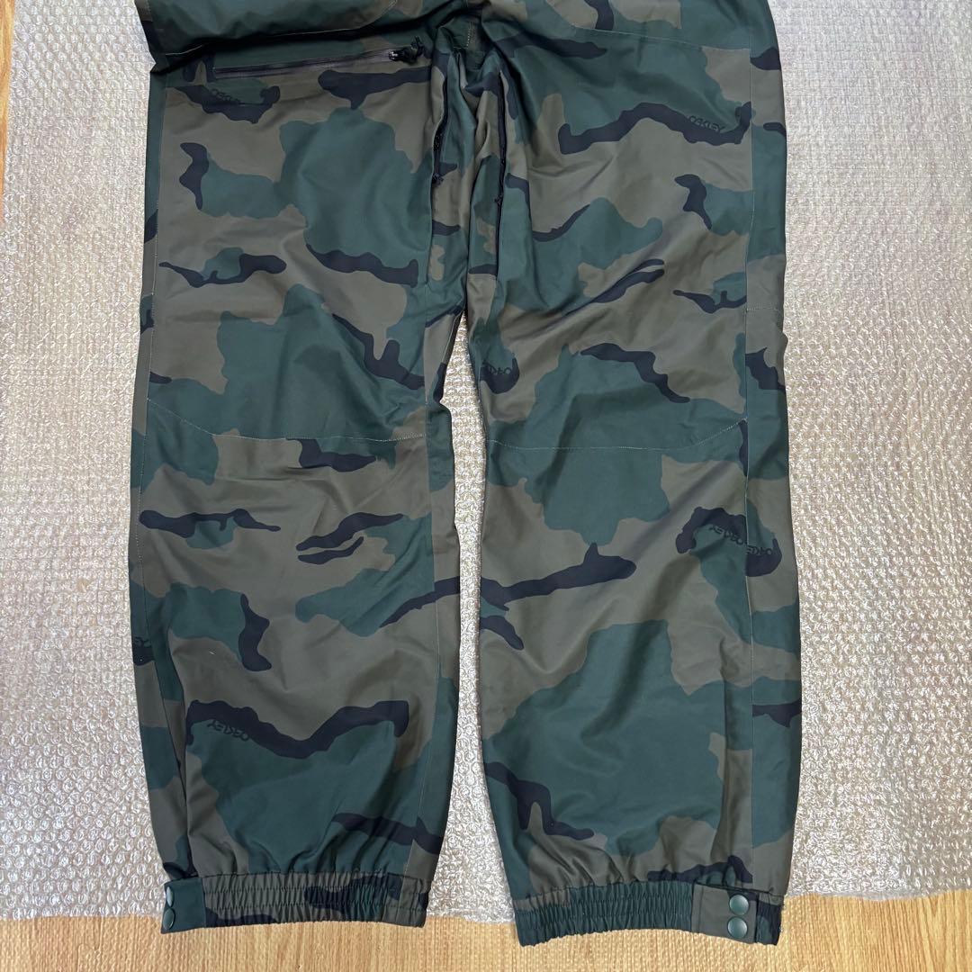美品　オークリーOakley ビブパンツ　迷彩柄 XLスノーボードウェア　スキー