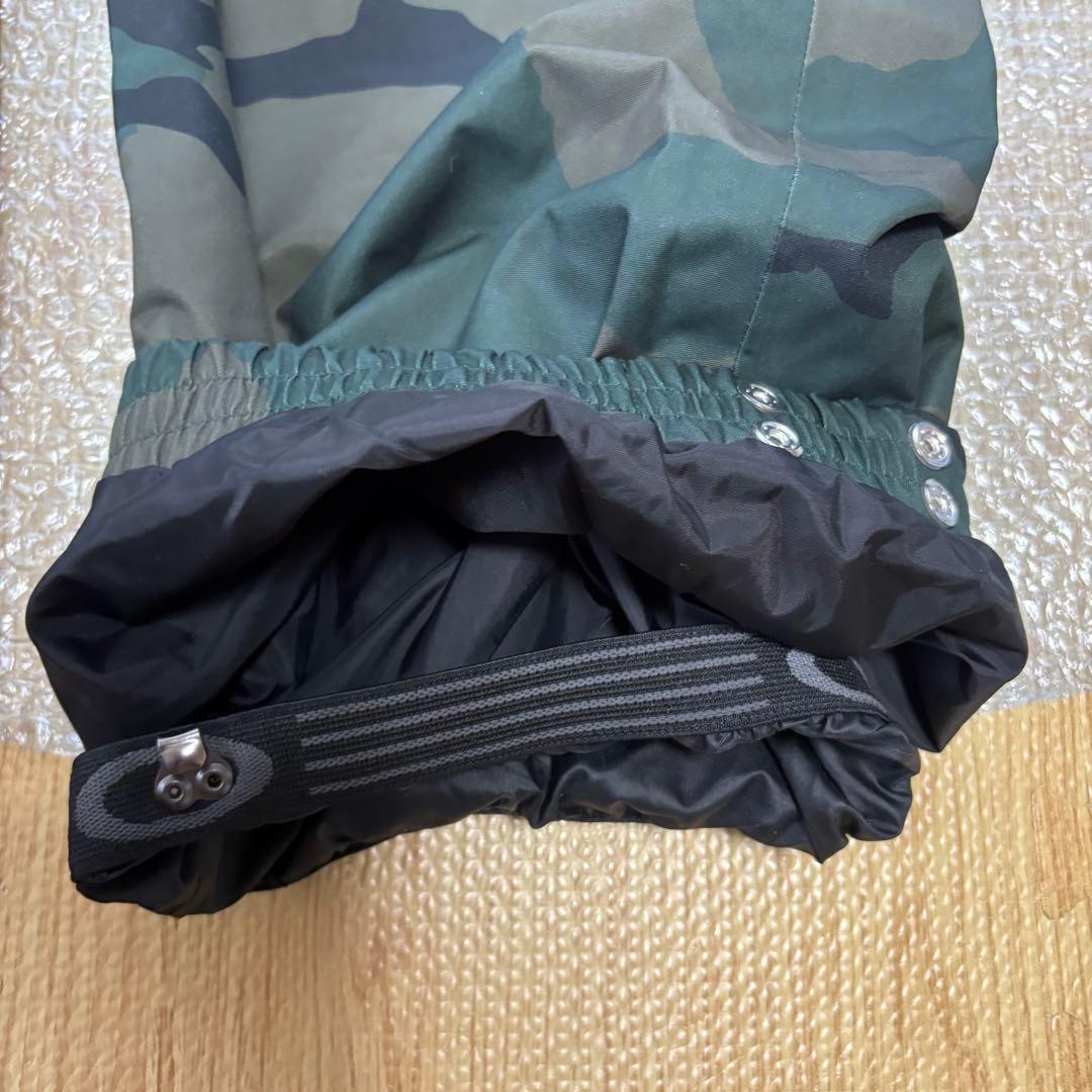 美品　オークリーOakley ビブパンツ　迷彩柄 XLスノーボードウェア　スキー