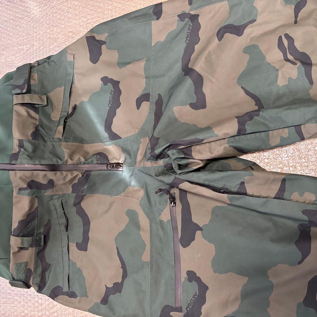 美品　オークリーOakley ビブパンツ　迷彩柄 XLスノーボードウェア　スキー