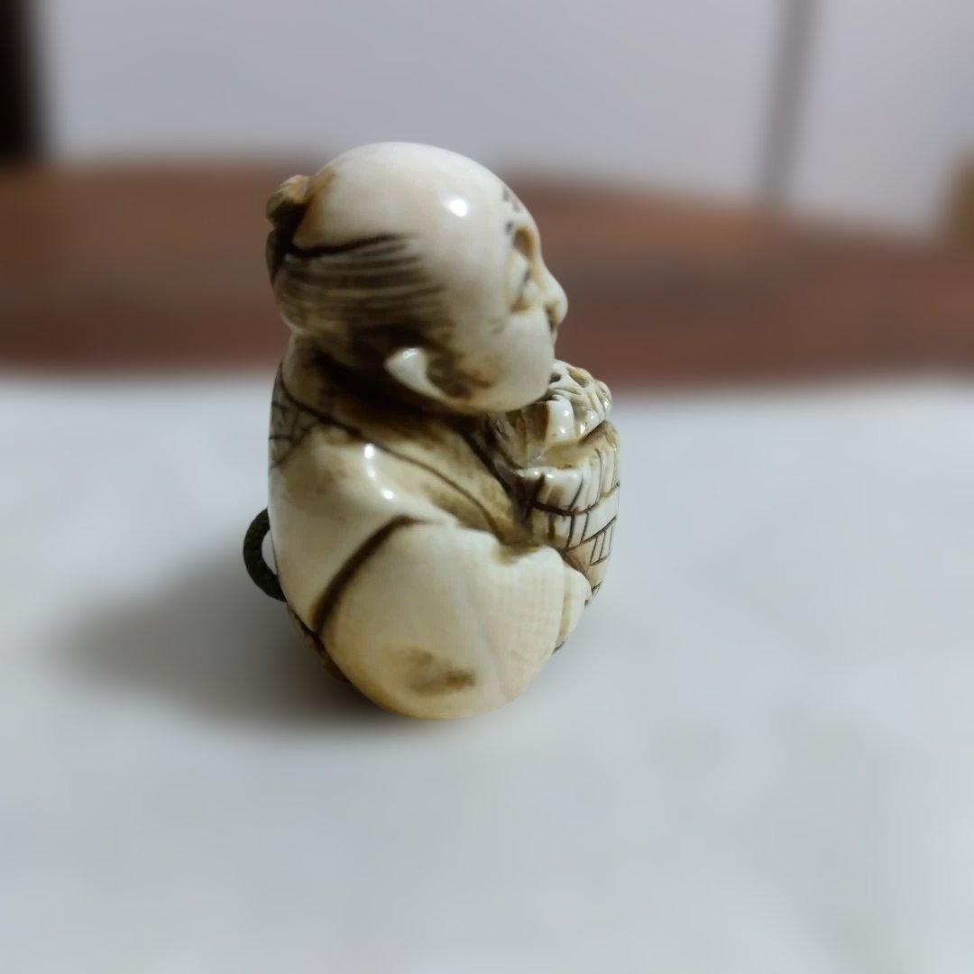 根付　庄屋の主人？　天然素材　動物の牙や角、骨？　銘有り(芝？)　美品