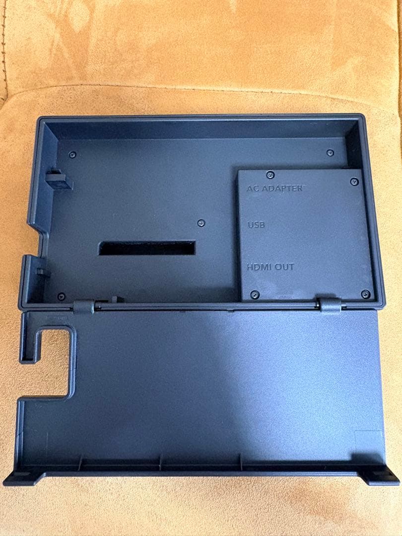 S*a様 NINTENDO switch 本体一式・ジョイコン2個付属【極美品】