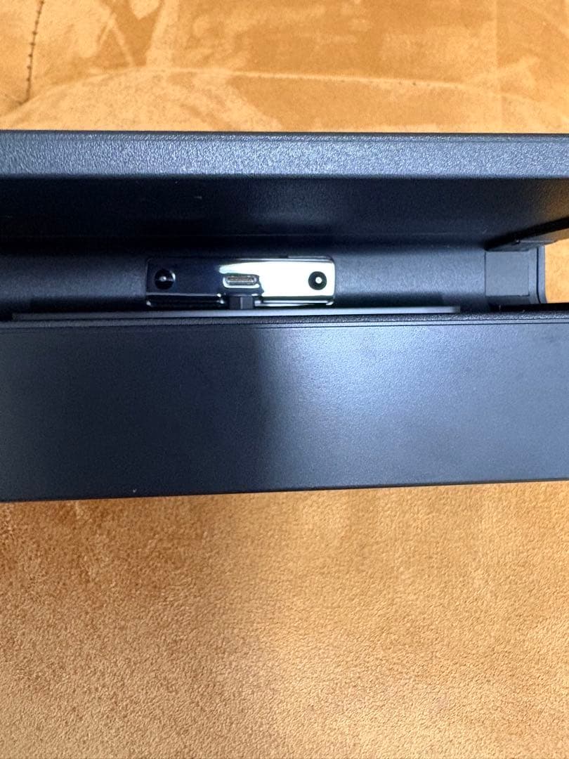 S*a様 NINTENDO switch 本体一式・ジョイコン2個付属【極美品】