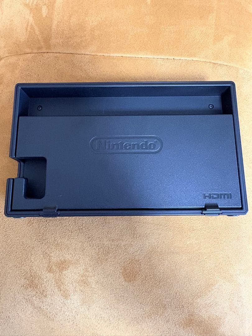 S*a様 NINTENDO switch 本体一式・ジョイコン2個付属【極美品】