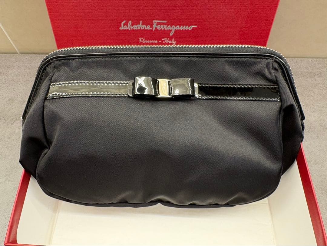 【新品】 Ferragamo フェラガモ　ポーチ ヴァラリボン ブラック リボン