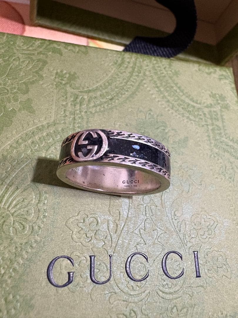 GUCCI シルバーリング ロゴ入り