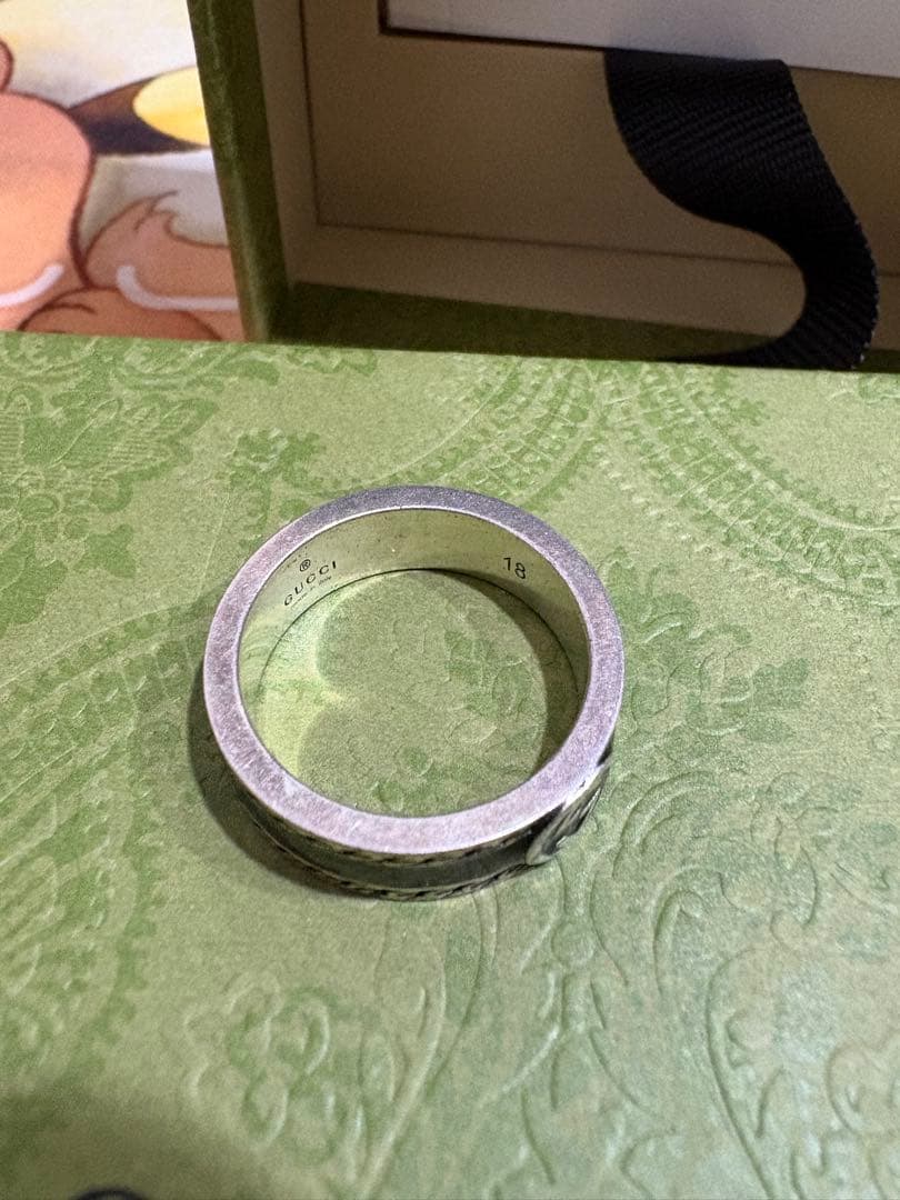 GUCCI シルバーリング ロゴ入り
