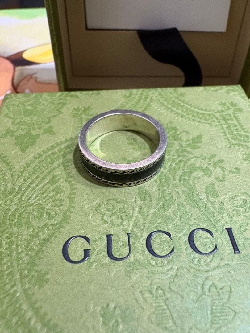 GUCCI シルバーリング ロゴ入り