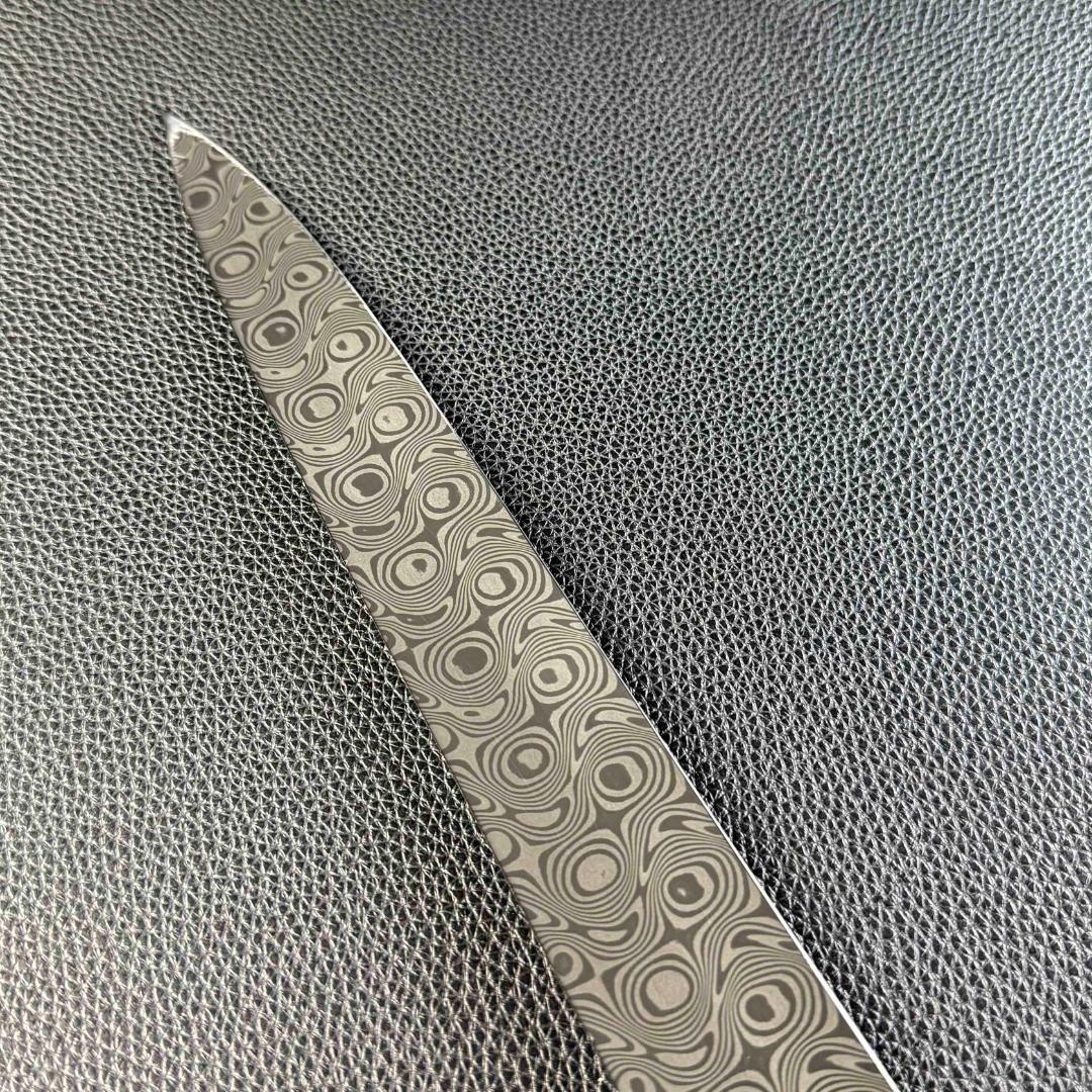 9493 新品 ダマスカス 柳刃包丁 尺 風紋の刃 105層 黒檀黒水牛角八角柄