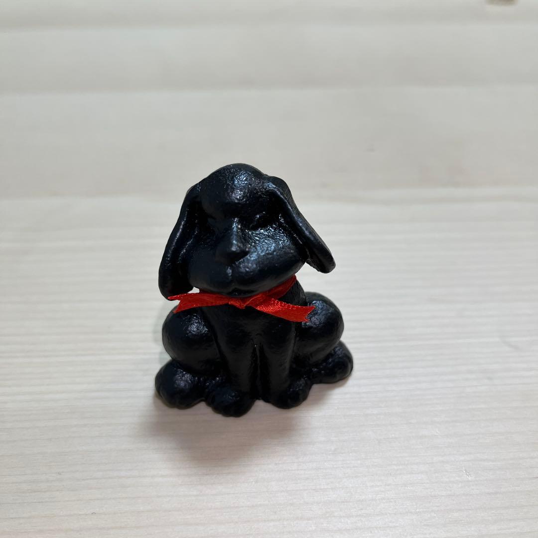 黒い犬の置物 赤いリボン付き