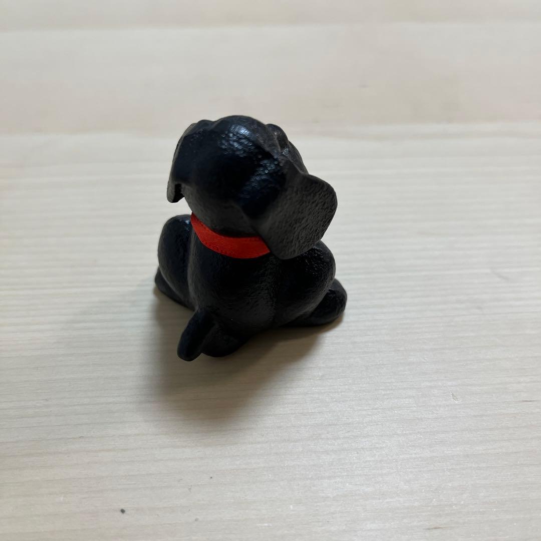 黒い犬の置物 赤いリボン付き