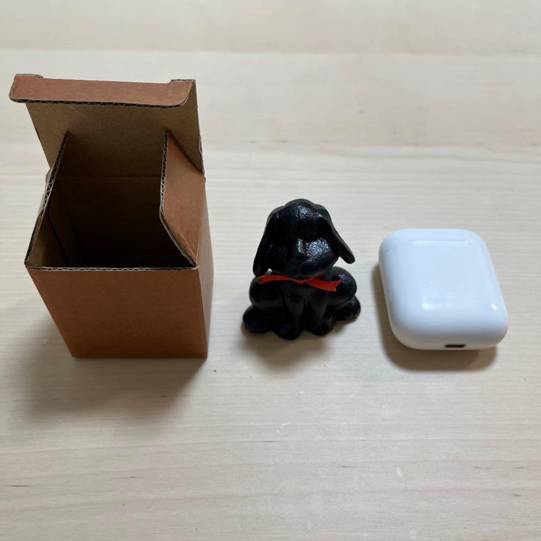 黒い犬の置物 赤いリボン付き