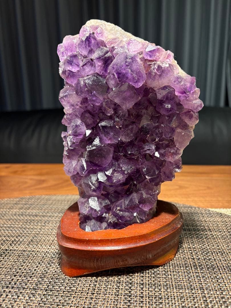アメジスト 原石 1.35kg (台座付き)