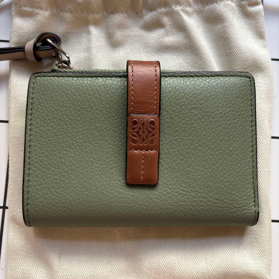 LOEWE オリーブグリーン 二つ折り財布