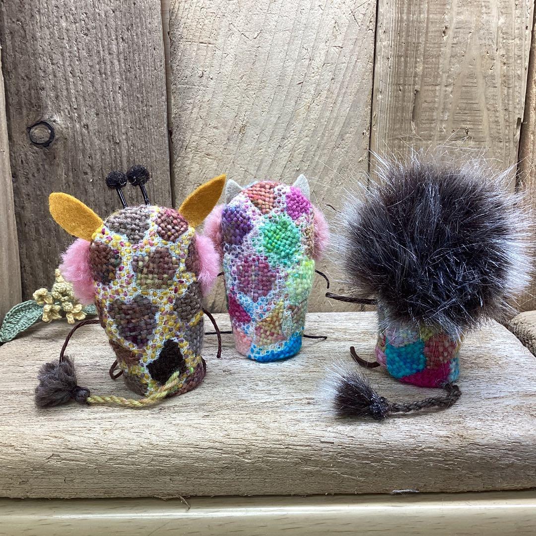 (A^^):ハンドメイド　ダーニング刺繍指人形　ライオン・キリン・カピバラ