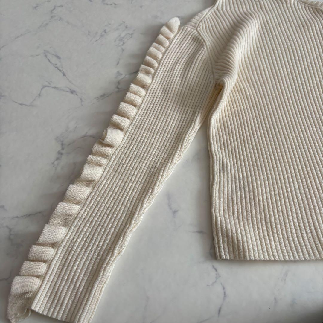 Cygne シーニュ 袖フリルタートルニット lily ホワイト