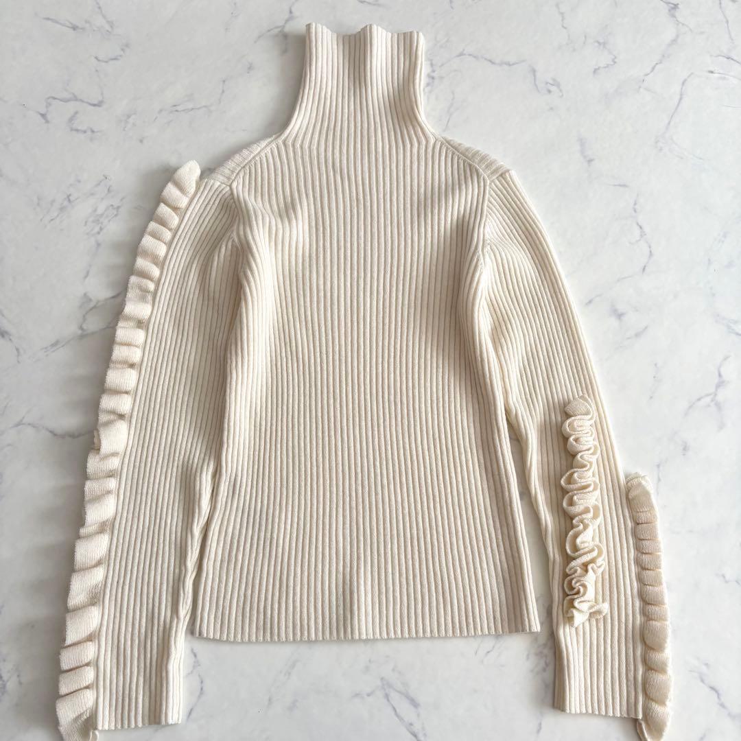 Cygne シーニュ 袖フリルタートルニット lily ホワイト