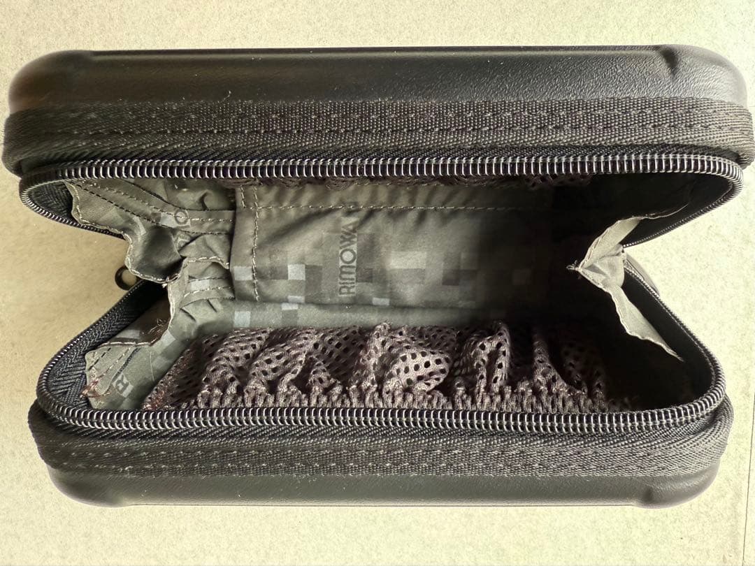RIMOWA ブラックトラベルポーチ ANAロゴ付き