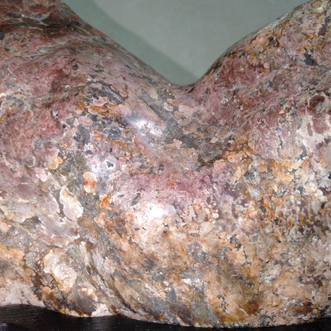 大型磨き水石　赤色系　五色石　美麗　台付き１個