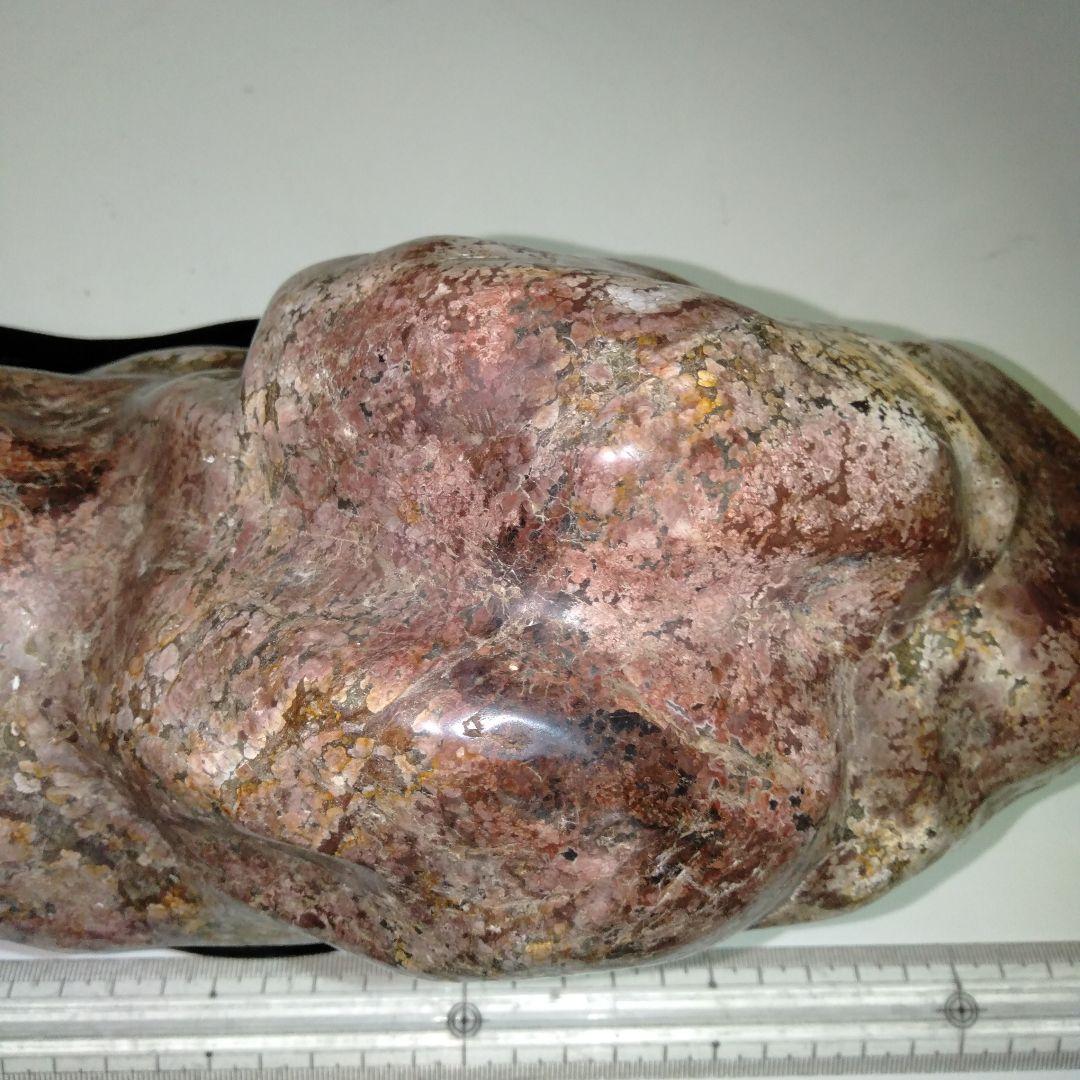 大型磨き水石　赤色系　五色石　美麗　台付き１個