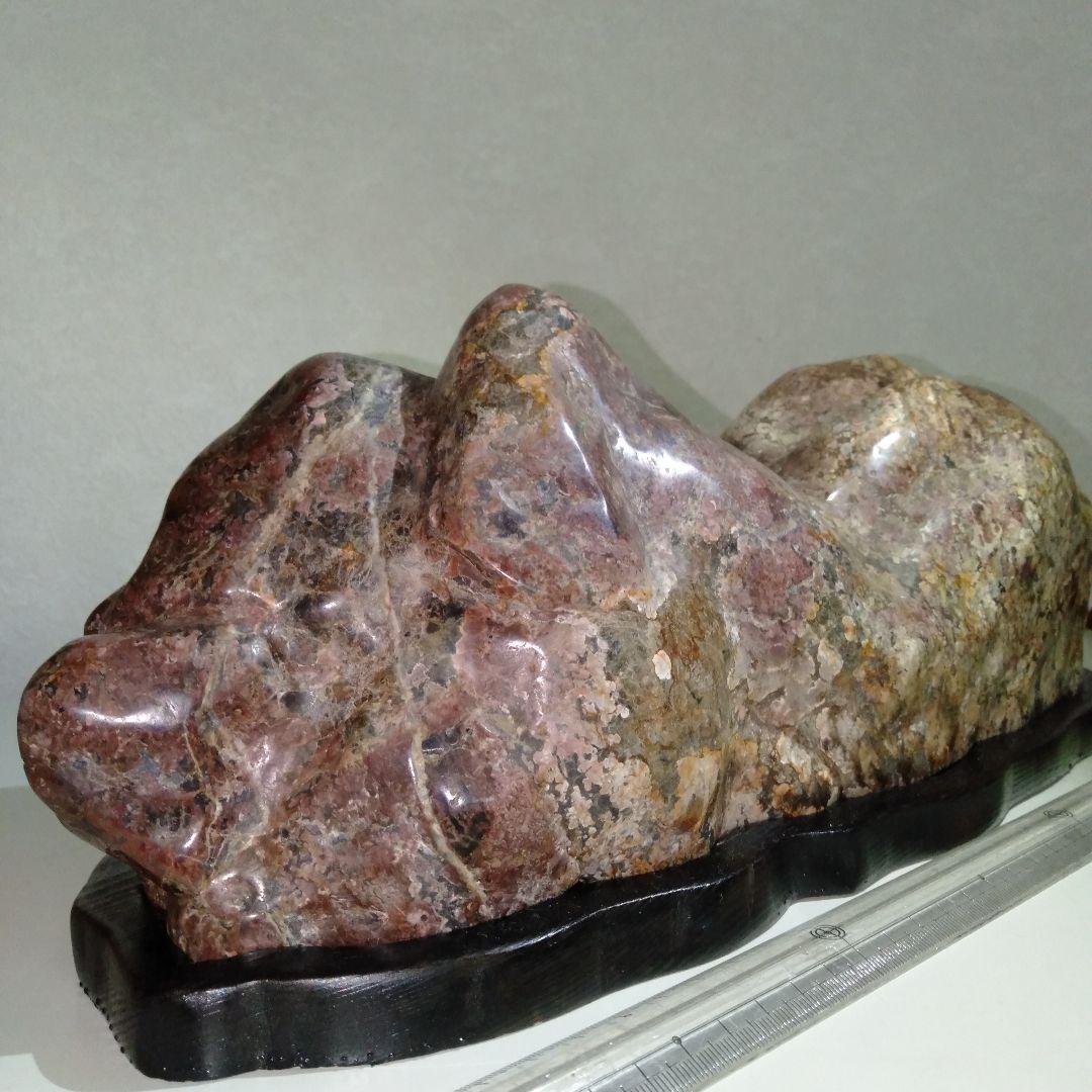 大型磨き水石　赤色系　五色石　美麗　台付き１個