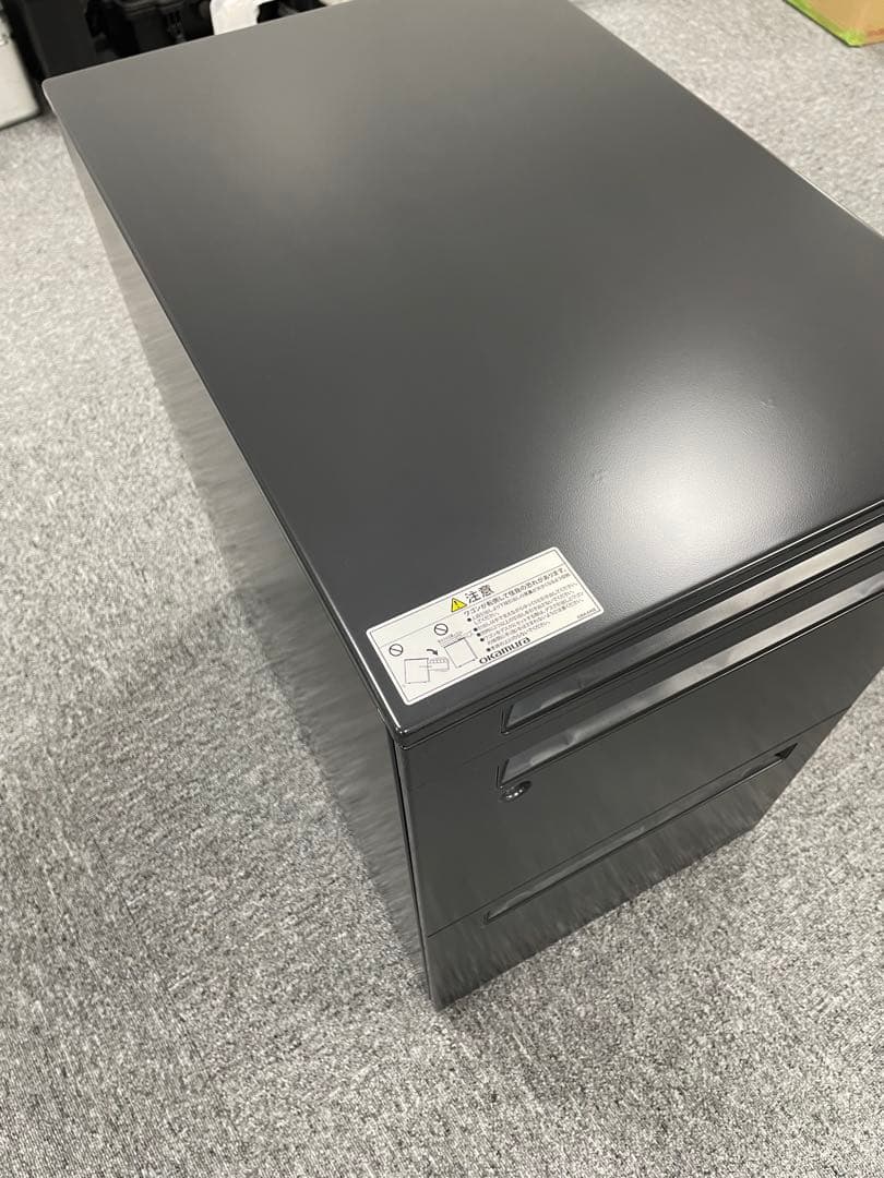 美品オカムラ　okamura 黒の収納キャビネット（ロック付き）　3段