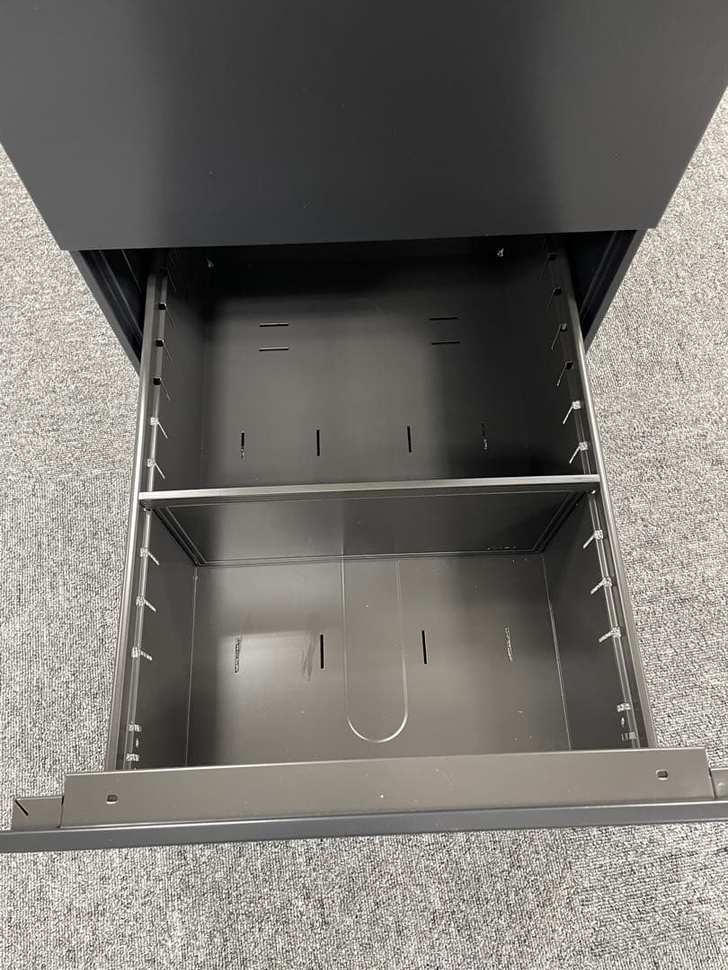 美品オカムラ　okamura 黒の収納キャビネット（ロック付き）　3段