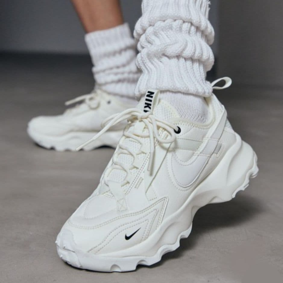 新品 NIKE ナイキ TC7900 ウィメンズシューズ クリーム 24.5cm