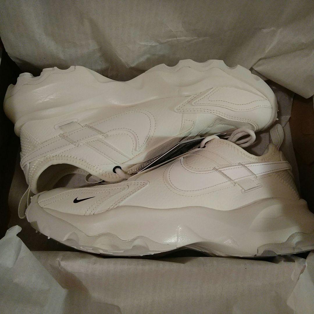 新品 NIKE ナイキ TC7900 ウィメンズシューズ クリーム 24.5cm