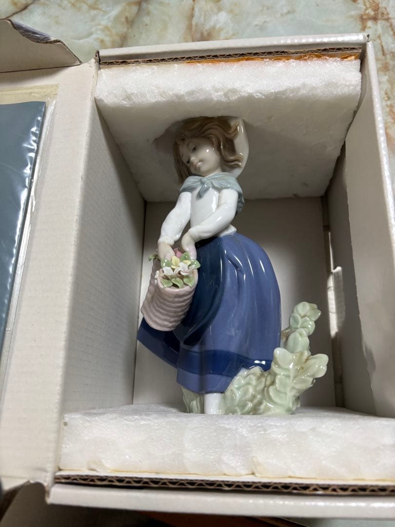 LLADRÓ 少女の花フィギュア 010.05222