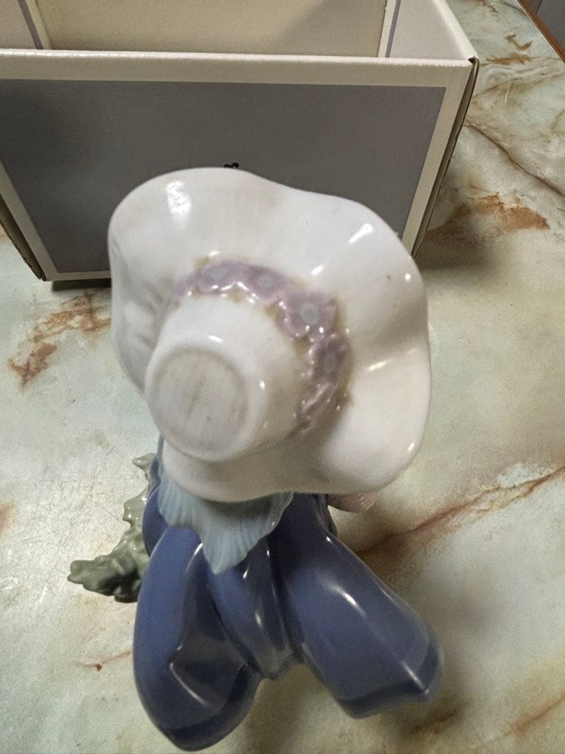 LLADRÓ 少女の花フィギュア 010.05222