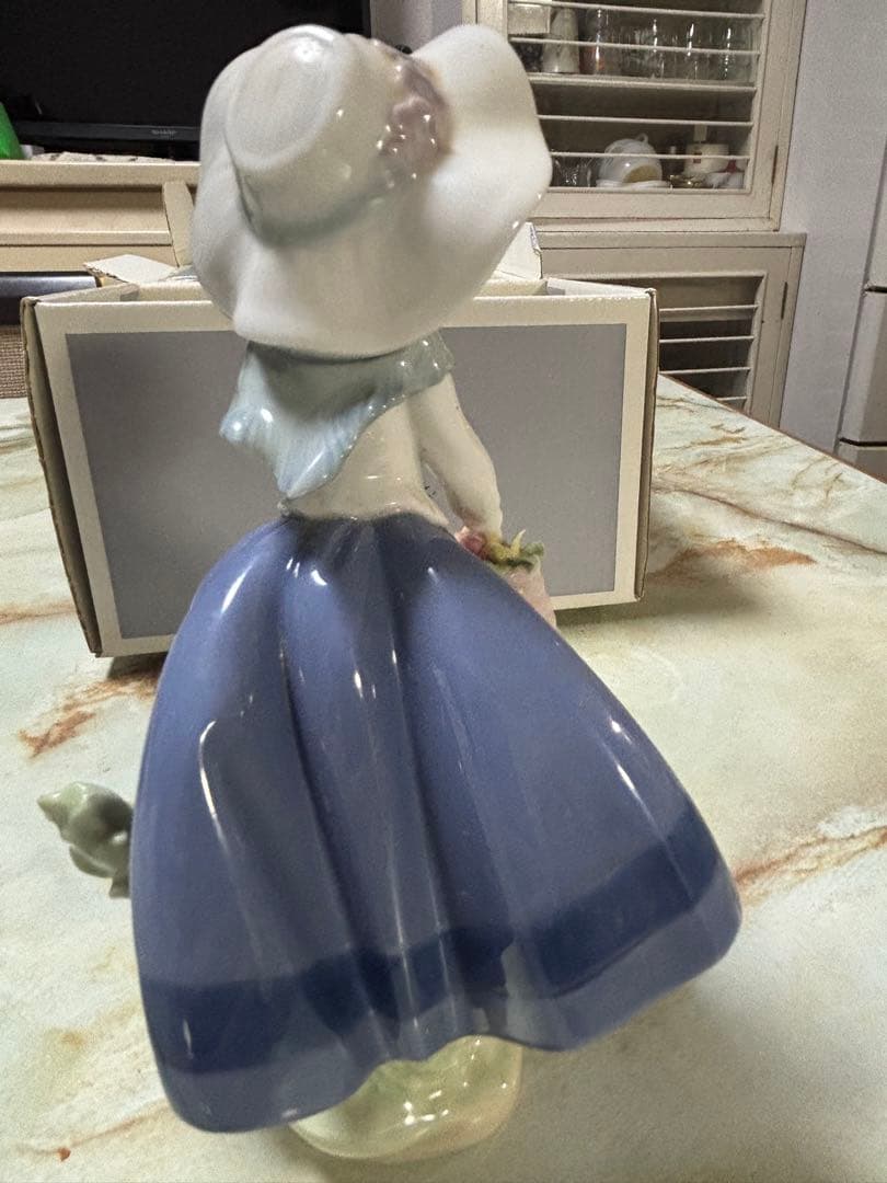 LLADRÓ 少女の花フィギュア 010.05222