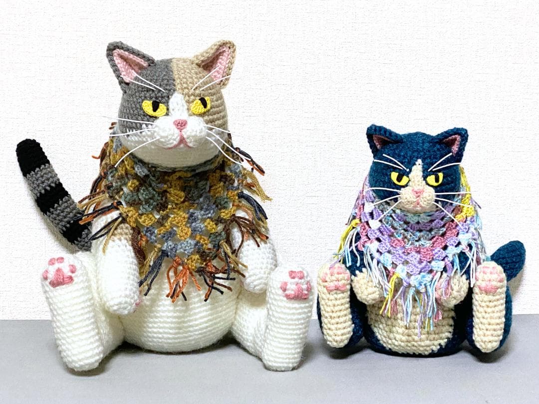 【津波ページ】まんまる猫背の三毛猫さんとビンテージカラー猫さんのあみぐるみ