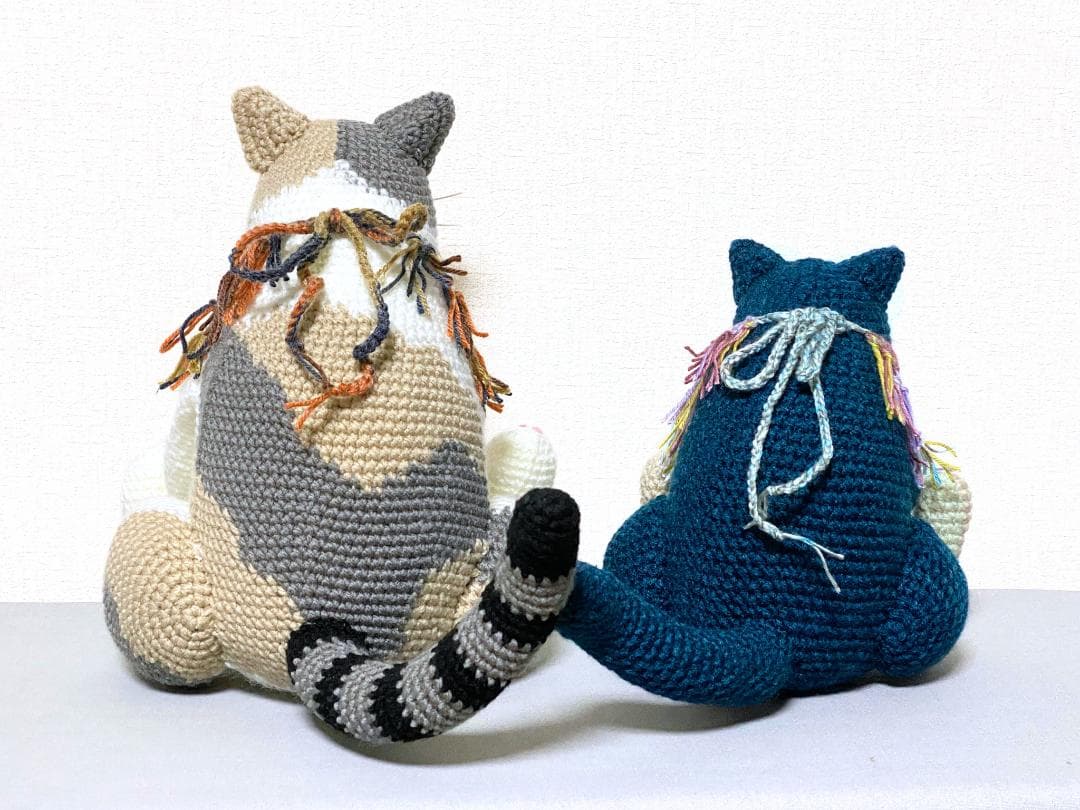 【津波ページ】まんまる猫背の三毛猫さんとビンテージカラー猫さんのあみぐるみ