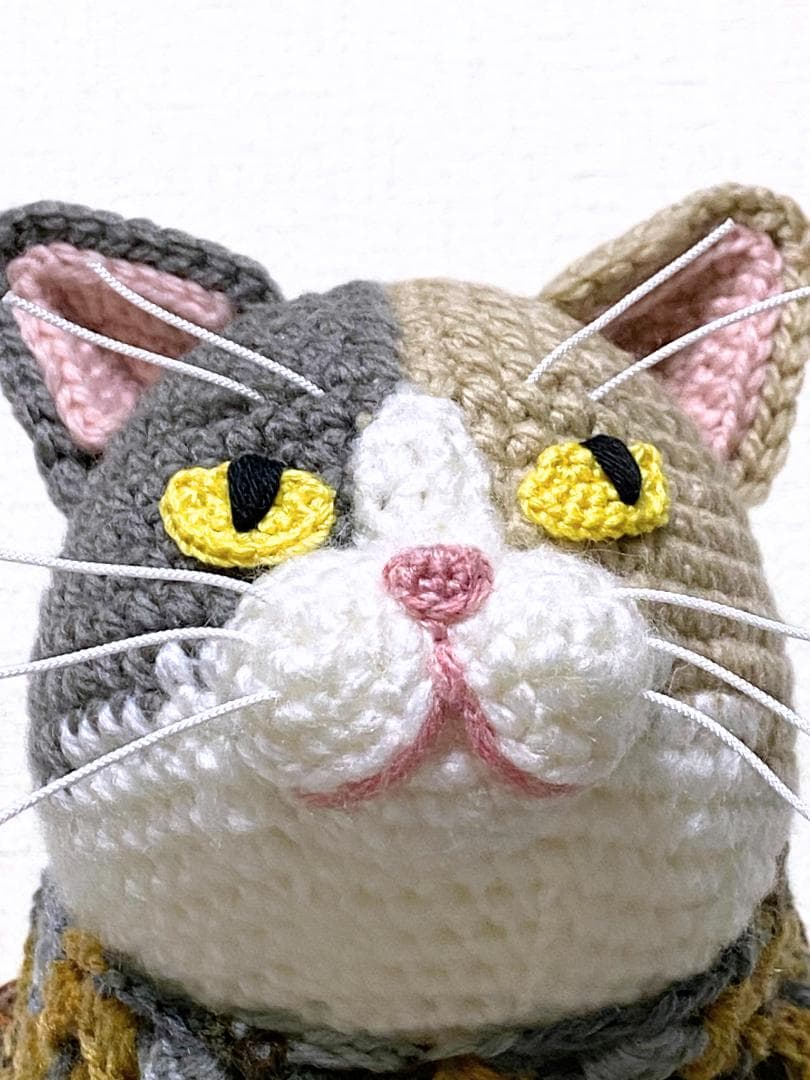 【津波ページ】まんまる猫背の三毛猫さんとビンテージカラー猫さんのあみぐるみ