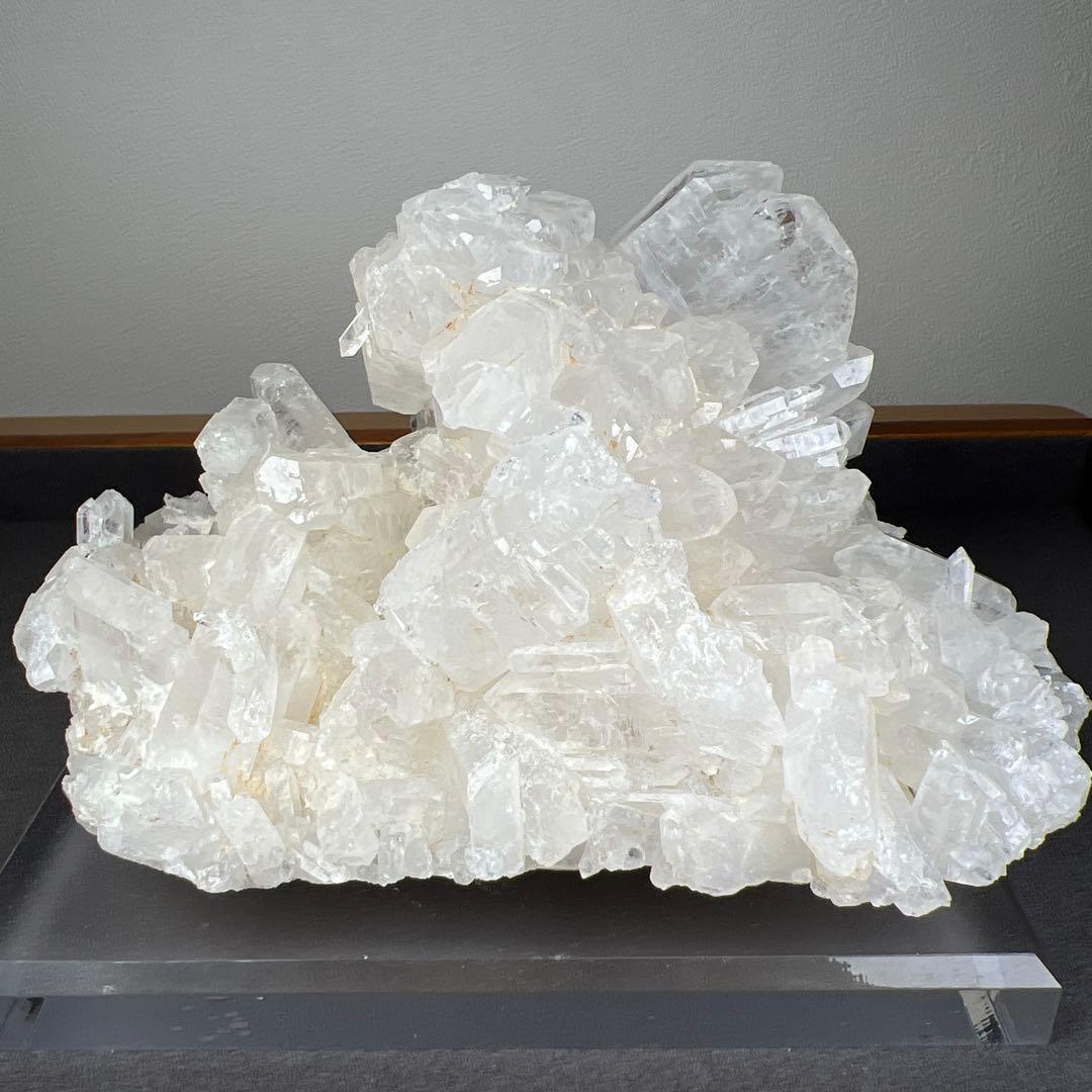 天然石　ファーデンクォーツ　クラスター　1693グラム　アクリル台座付き