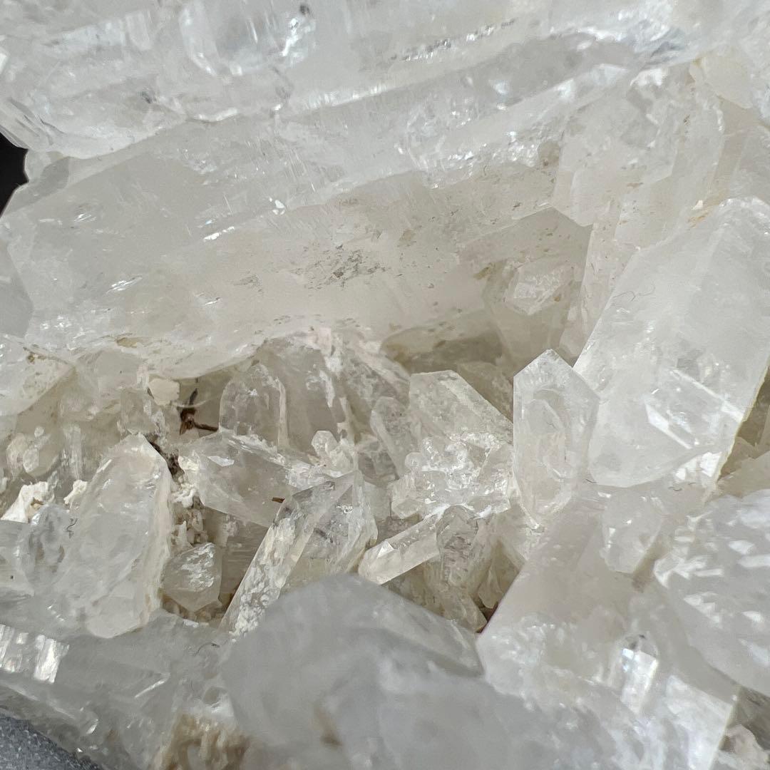 天然石　ファーデンクォーツ　クラスター　1693グラム　アクリル台座付き