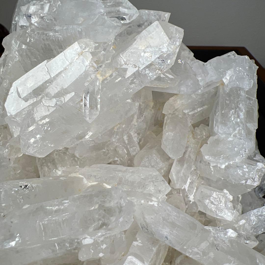 天然石　ファーデンクォーツ　クラスター　1693グラム　アクリル台座付き