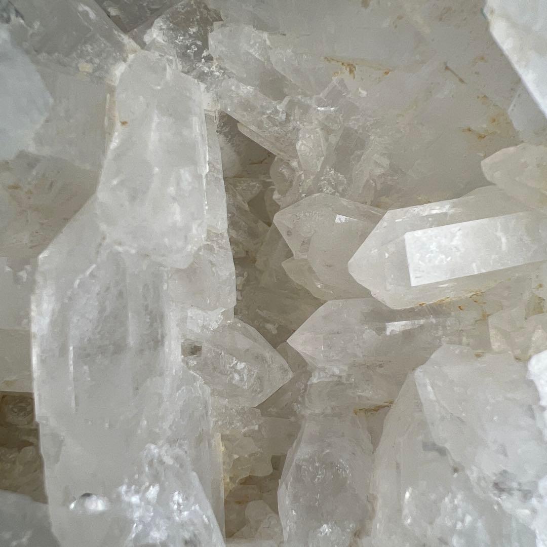 天然石　ファーデンクォーツ　クラスター　1693グラム　アクリル台座付き