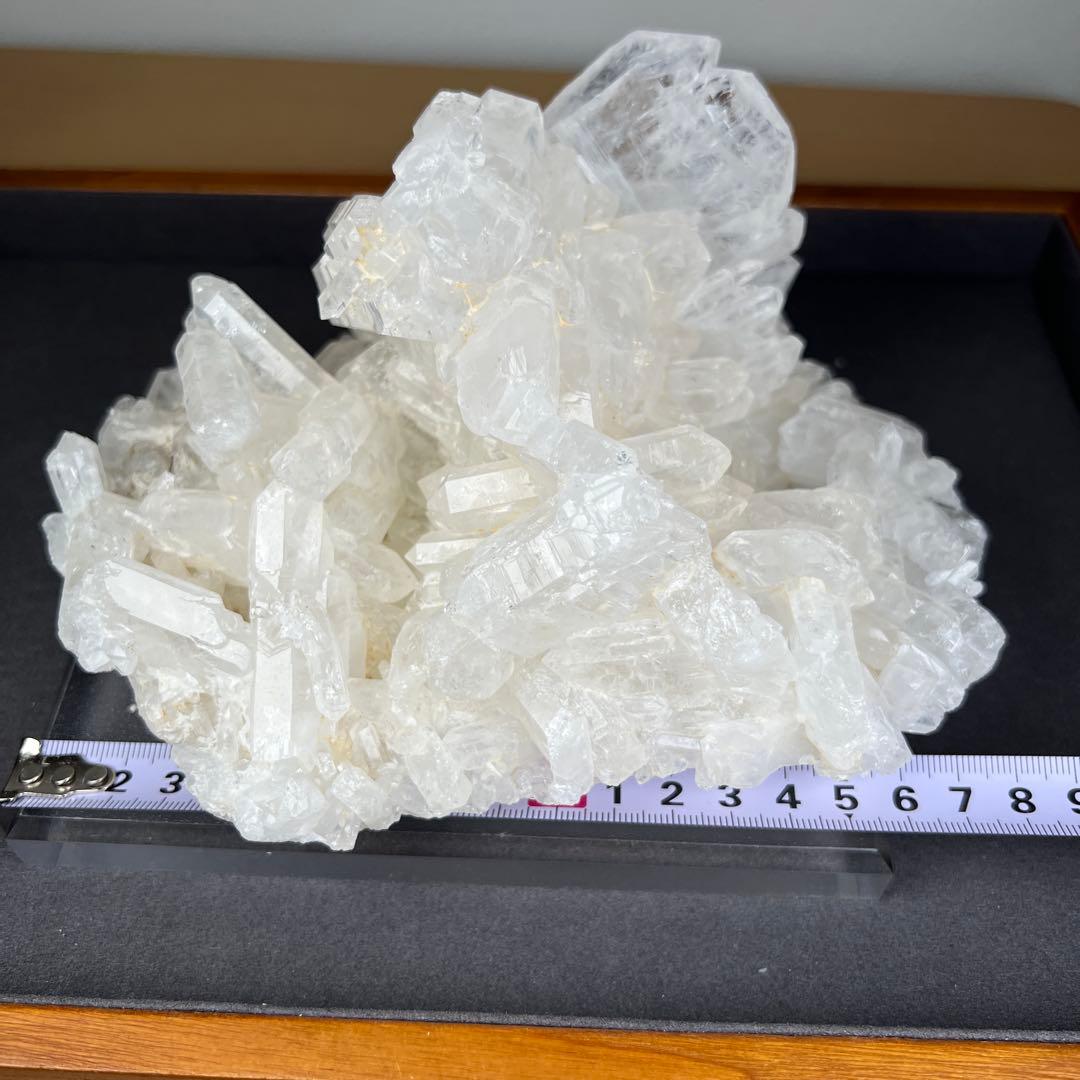 天然石　ファーデンクォーツ　クラスター　1693グラム　アクリル台座付き