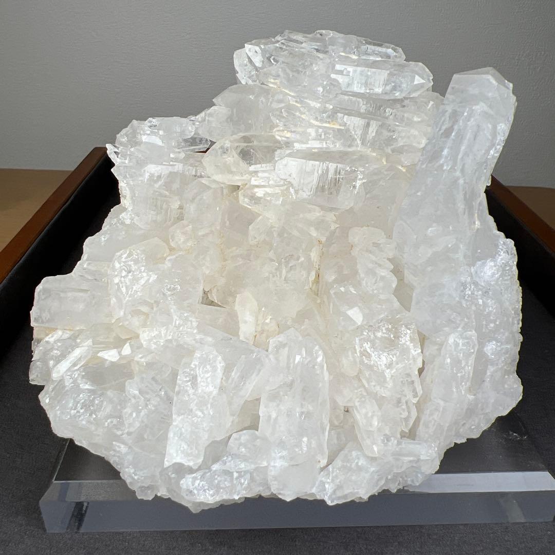 天然石　ファーデンクォーツ　クラスター　1693グラム　アクリル台座付き