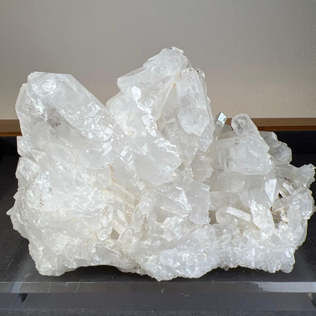 天然石　ファーデンクォーツ　クラスター　1693グラム　アクリル台座付き