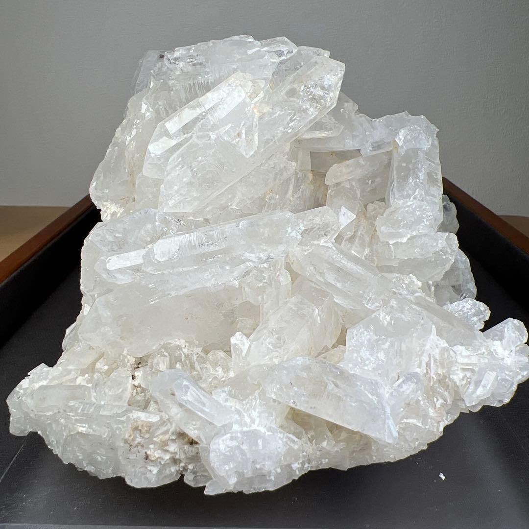 天然石　ファーデンクォーツ　クラスター　1693グラム　アクリル台座付き