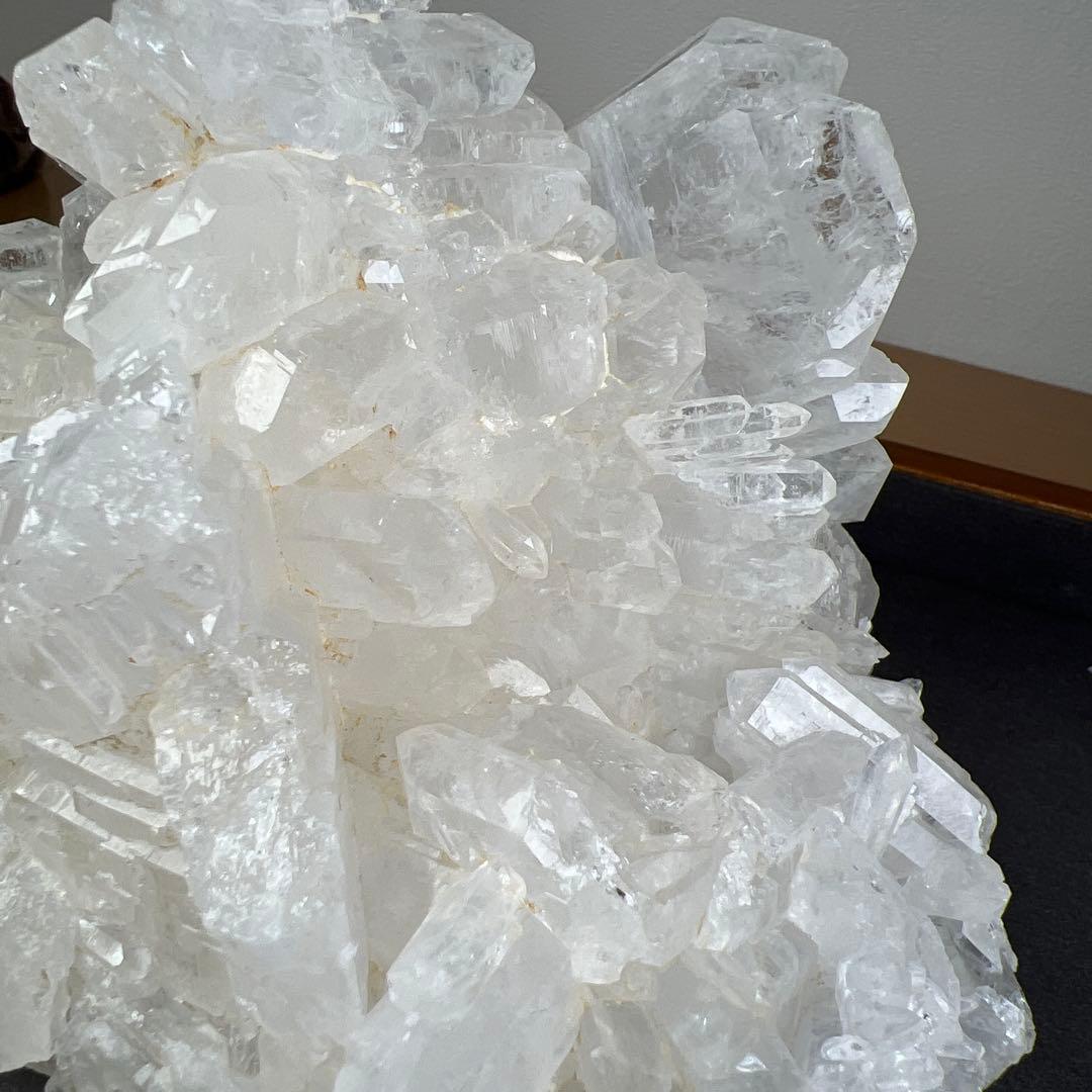 天然石　ファーデンクォーツ　クラスター　1693グラム　アクリル台座付き