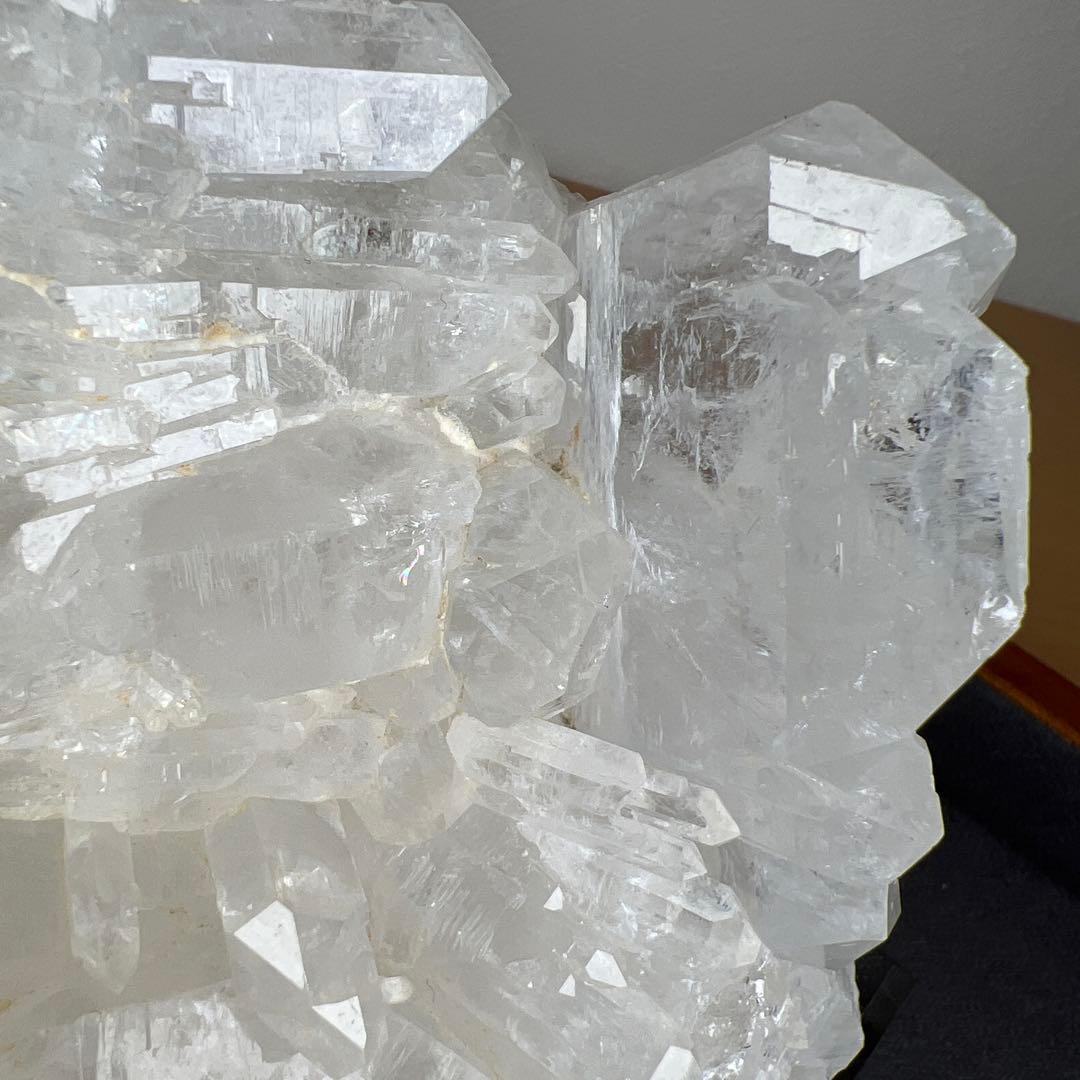 天然石　ファーデンクォーツ　クラスター　1693グラム　アクリル台座付き