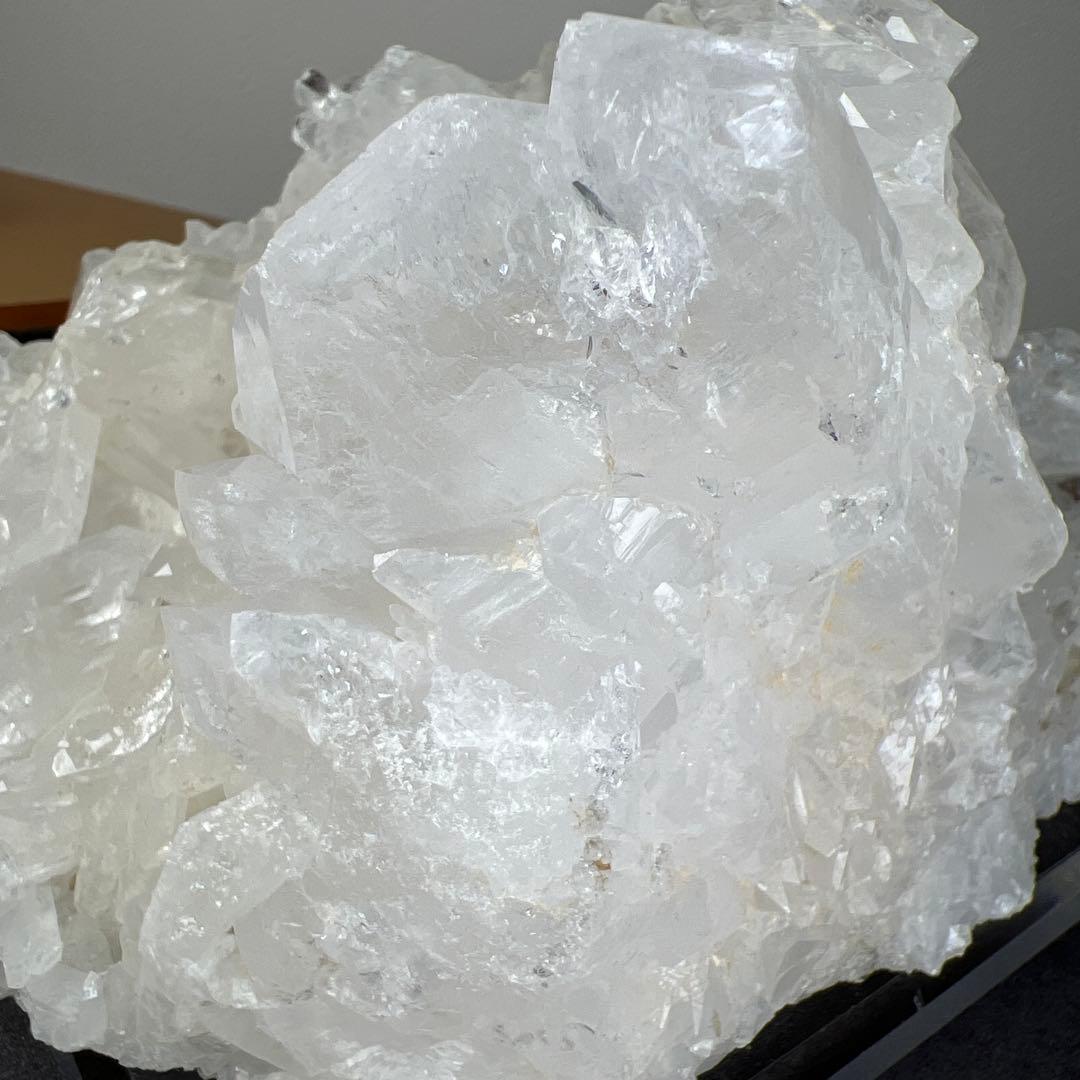 天然石　ファーデンクォーツ　クラスター　1693グラム　アクリル台座付き