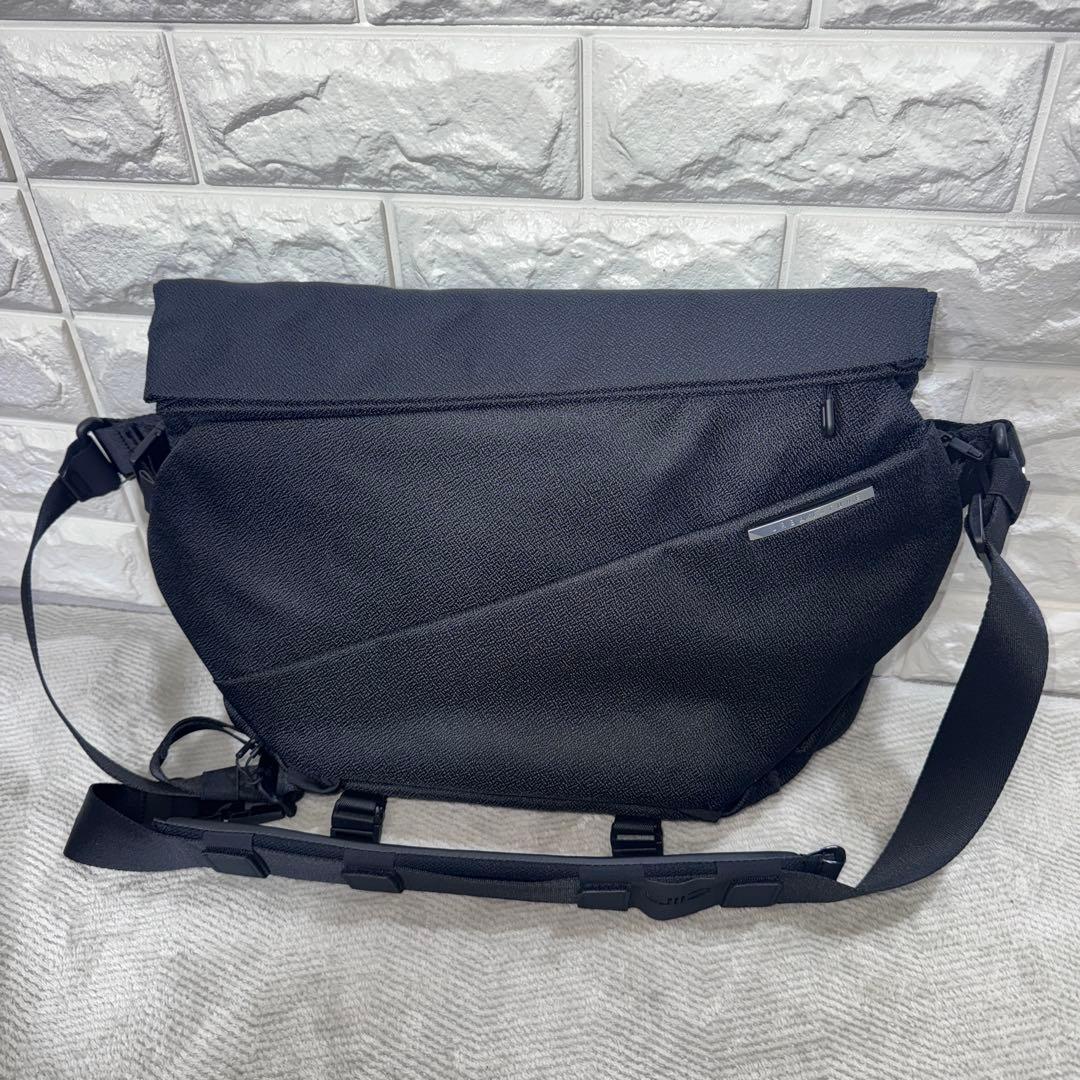 NIID ニードURBANATURE ボディ、メッセンジャーバッグ　ブラック