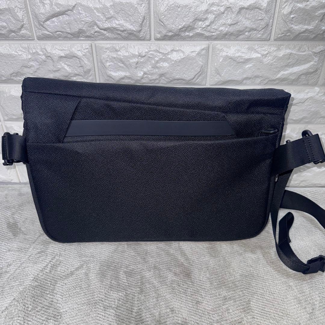 NIID ニードURBANATURE ボディ、メッセンジャーバッグ　ブラック